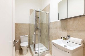 Shower, eco-friendly toiletries, hair dryer, towels - Chic Paddington Oasis (London)