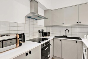 Fridge, microwave, oven, stovetop - Chic Paddington Oasis (London)