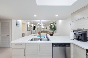 Fridge, microwave, oven, stovetop - Ground Floor Beach Side 2 Min Walk To The Beach (South Padre Island)