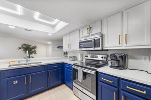 Een koelkast, een microgolfoven, een oven, een kookplaat