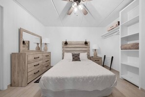 2 bedrooms, desk, free WiFi, bed sheets - Amazing 6th floor beachfront condo wonderful views (South Padre Island)