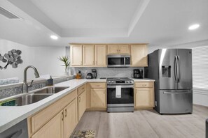 Een koelkast, een microgolfoven, een oven, een kookplaat