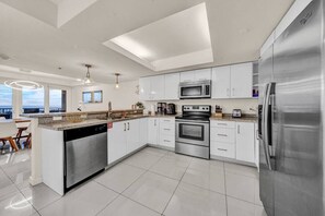 Een koelkast, een microgolfoven, een oven, een kookplaat