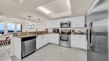 Refrigerador, microondas, horno y parrilla de estufa