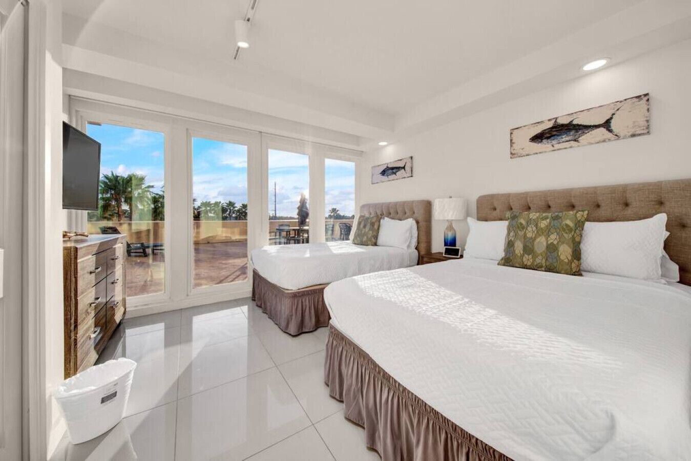 2 室のベッドルーム、デスク、WiFi (無料)、ベッドシーツ