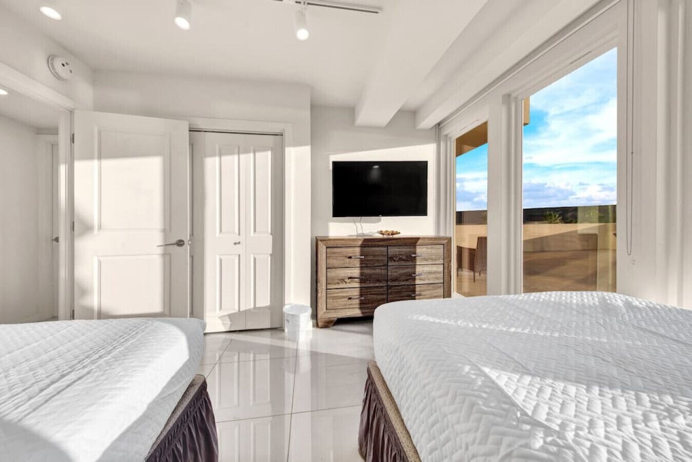 2 室のベッドルーム、デスク、WiFi (無料)、ベッドシーツ