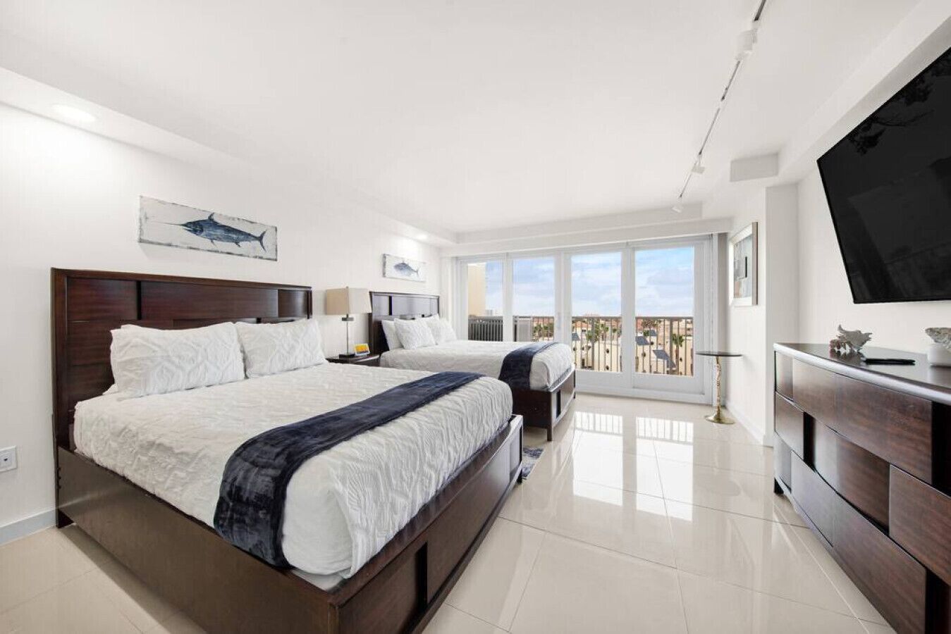 3 室のベッドルーム、デスク、WiFi (無料)、ベッドシーツ