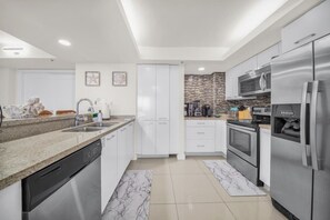 雪櫃、微波爐、焗爐、爐具