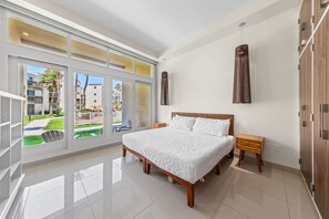 4 quartos, escrivaninha, ferros/tábuas de passar roupa