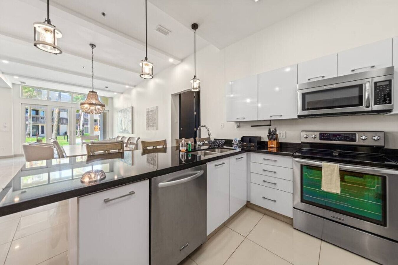 冷蔵庫、電子レンジ、オーブン、コンロ