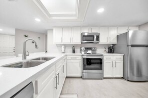 Fridge, microwave, oven, stovetop - Amazing Saida beachfront 2 steps from amenities (South Padre Island)