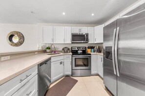 Fridge, microwave, oven, stovetop - Amazing BahiaMar beachfront 2 steps from amenities (South Padre Island)