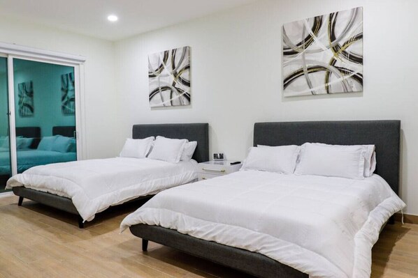 4 bedrooms, iron/ironing board, free WiFi, bed sheets - Lake Home: Relax and Unwind in Mission Hidden Gem (Mission)