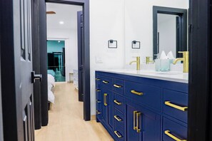 4 habitaciones, tabla de planchar con plancha y wifi gratis