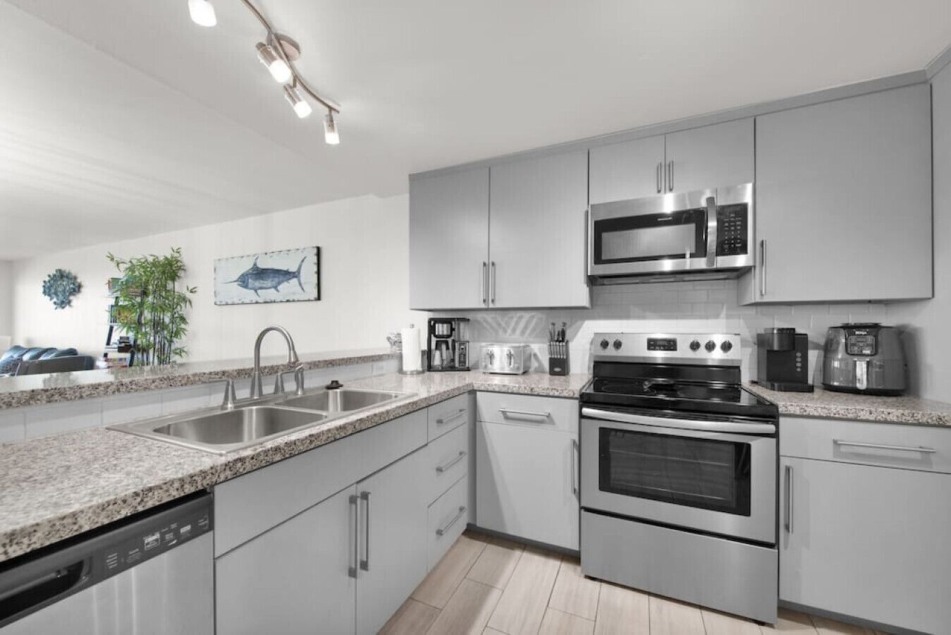 Een koelkast, een magnetron, een oven, een kookplaat