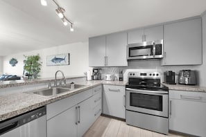 Réfrigérateur, micro-ondes, four, plaque de cuisson