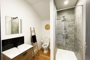 Sèche-cheveux, serviettes fournies, savon, papier toilette