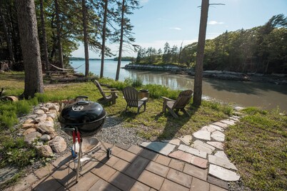 Quiet & cozy ocean-side hideaway. Pet friendly!