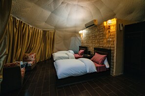 Luxury Double Room, Mountain View | Individually furnished, desk, soundproofing, free WiFi