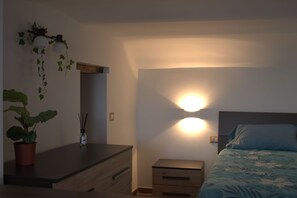 1 bedroom, iron/ironing board, travel crib, free WiFi - 1 bedroom apartment in naples (Napoli)