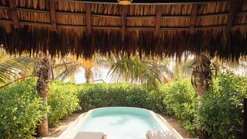 Cabaña panorámica | Minibar, caja de seguridad en la habitación y decoración personalizada