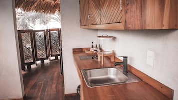 Cabane Panoramique | Cuisine privée | Mini réfrigérateur, plaque de cuisson, cafetiÚre/bouilloire