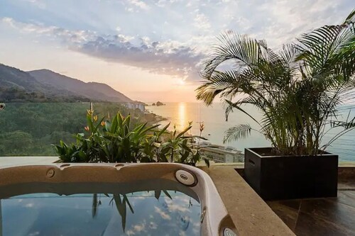 Spacious 3 bedroom Ocean Front view Condo /8 guest

