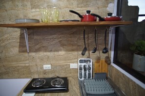 Kühlschrank, Herdplatte, Wasserkocher mit Kaffee-/Teezubehör