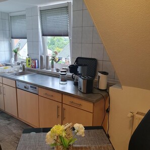 Kjøleskap, mikrobølgeovn, ovn og oppvaskmaskin