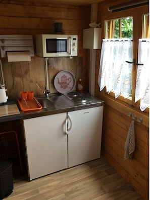 Kühlschrank, Mikrowelle, Wasserkocher mit Kaffee-/Teezubehör, Toaster