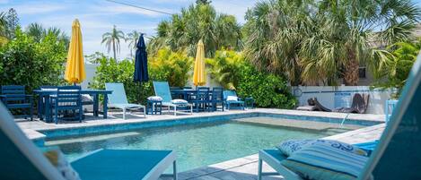 حمّام سباحة مُدفَّأ