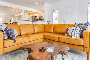 TV, fireplace, books - Bridger Hawk Duplex (NEW) (Bozeman)