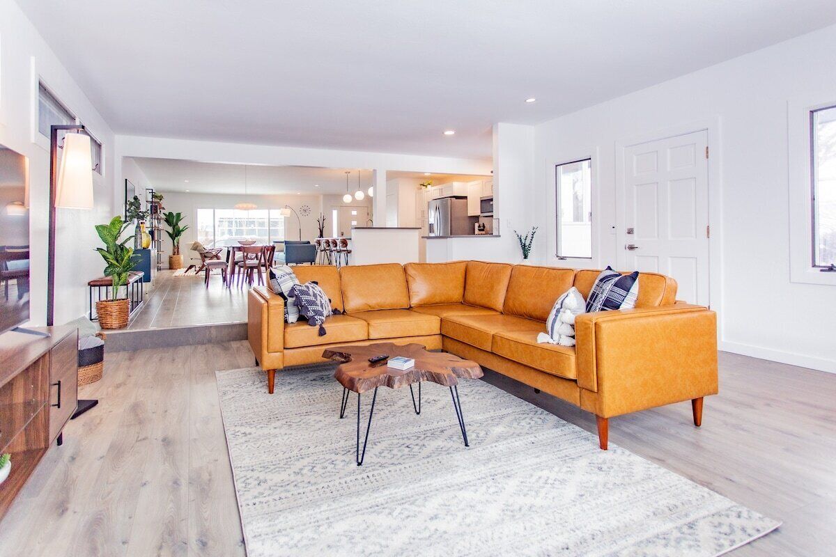 Televisie, een open haard en boeken