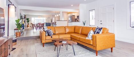 Televisie, een open haard en boeken