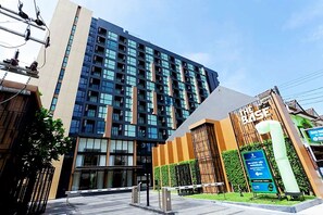 Exterior -
Rooftop infinity pool and gym - Luxury Apartment (Chang Wat Phuket)