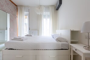 2 bedrooms, iron/ironing board, free WiFi - Porta Volta Bright and Roomy Flat (Milan)