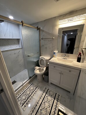 Dusche, Bidet, Handtücher, Seife