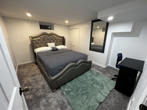 2 slaapkamers, een strijkplank/strijkijzer, gratis wifi, beddengoed