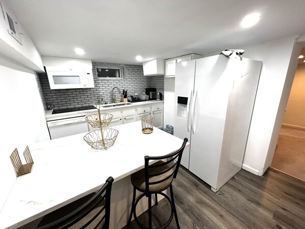 Réfrigérateur, micro-ondes, four, plaque de cuisson