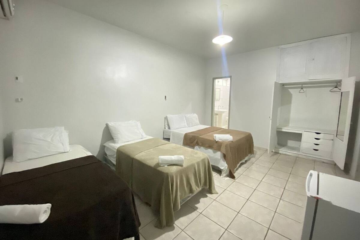 Habitación triple básica | Escritorio, espacio para trabajar con laptop y wifi gratis 