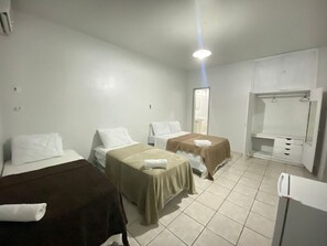 베이직 트리플룸 | 책상, 노트북 작업 공간, 무료 WiFi