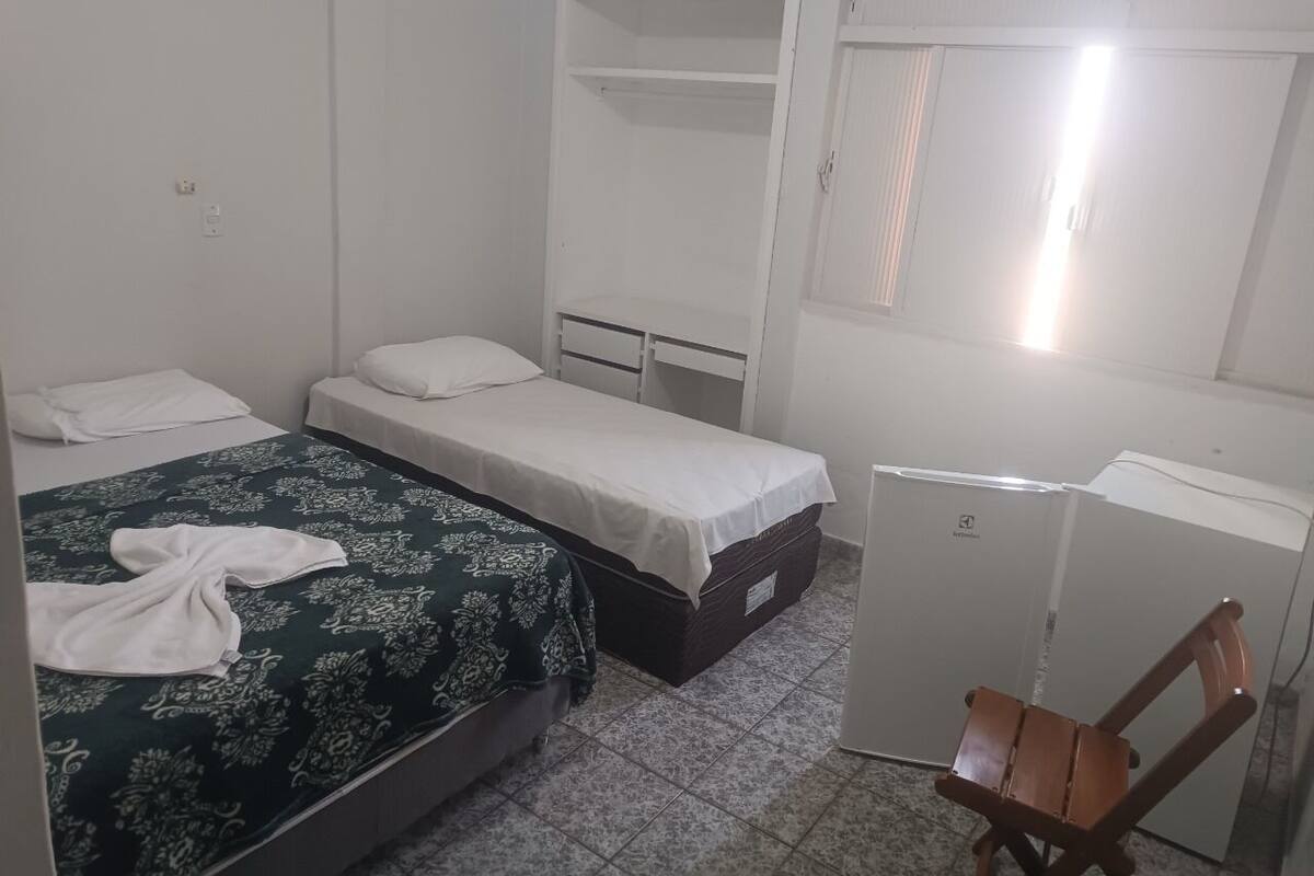 Habitación básica con 2 camas individuales | Escritorio, espacio para trabajar con laptop y wifi gratis 