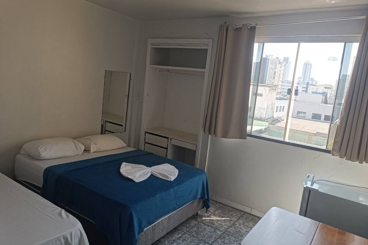 Habitación individual básica | Escritorio, espacio para trabajar con laptop y wifi gratis 