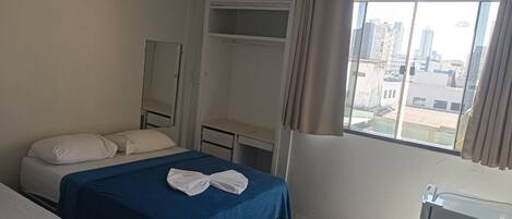 Eenvoudige eenpersoonskamer | Een bureau, een laptopwerkplek, gratis wifi