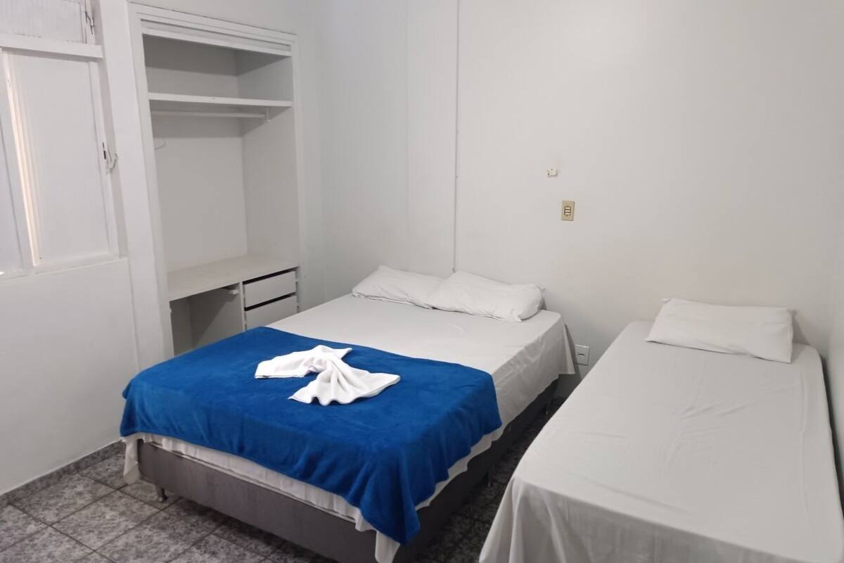 Habitación básica doble | Escritorio, espacio para trabajar con laptop y wifi gratis 