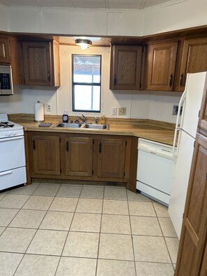 Fridge, microwave, oven, dishwasher - White County Country Hideaway!!! Great for Hunters 2 Bedroom 2 Bathrooms (Norris City)