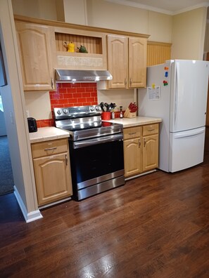 Kjøleskap, mikrobølgeovn, ovn og kokeplater