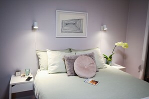 1 sovrum, skrivbord, strykjärn/strykbräda och resesäng