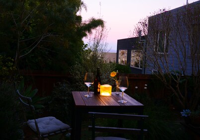 Garden studio oasis w/ kitchenette and private entrance