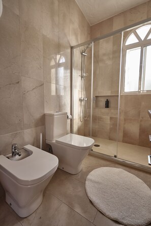 Haartrockner, Handtücher, Seife, Toilettenpapier